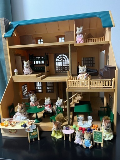 エポック社 シルバニアファミリー　緑の丘のすてきなお家　家具、ネコファミリー、リス親子　レアなシチュー屋さんジュースショップセット