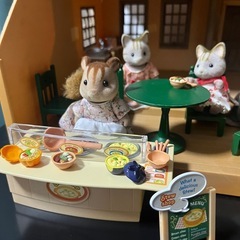 エポック社 シルバニアファミリー　緑の丘のすてきなお家　家具、ネコファミリー、リス親子　レアなシチュー屋さんジュースショップセットの画像