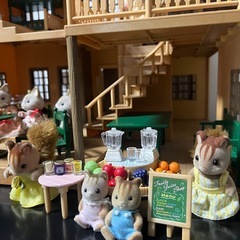 エポック社 シルバニアファミリー　緑の丘のすてきなお家　家具、ネコファミリー、リス親子　レアなシチュー屋さんジュースショップセットの画像