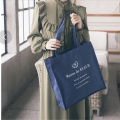 Maison de FLEURのロゴプリントトートバッグです☺️の画像