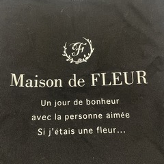 Maison de FLEURのロゴプリントトートバッグです☺️の画像