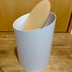 処分価格★値下げ可能★定価8030円 11/27まで！フタ付き ダストボックス MOHEIM SWING BIN ホワイト  IIKEA 収納 棚 ボックス 本棚 ニトリ イケア 無印良品 ザラホームの画像