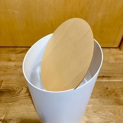 処分価格★値下げ可能★定価8030円 11/27まで！フタ付き ダストボックス MOHEIM SWING BIN ホワイト  IIKEA 収納 棚 ボックス 本棚 ニトリ イケア 無印良品 ザラホームの画像