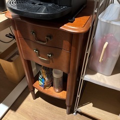 木製サイドテーブルの画像