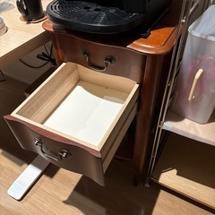 木製サイドテーブルの画像