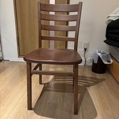 木製椅子の画像