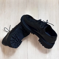 厚底 レースアップ シューズ ブラック エナメル 韓国ファッション ローファー風の画像