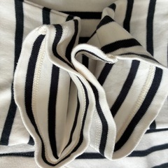 ユニクロ　キッズ150　綿100%　ソフトタッチク
ルーネックTシャツの画像