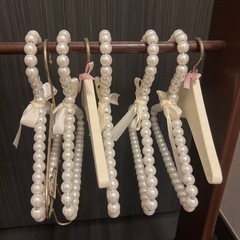 ハート型取っ手のペット用木製ハンガーラックの画像