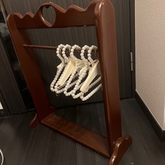 ハート型取っ手のペット用木製ハンガーラックの画像