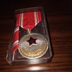 北朝鮮　公ロメダル 赤い星付きの画像