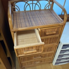 藤製の引き出しの画像