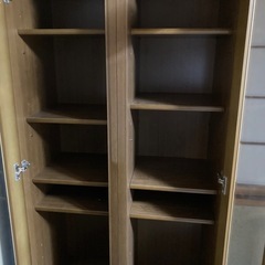 ガラスの扉付き棚の画像
