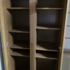 ガラスの扉付き棚の画像