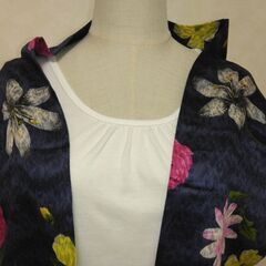 ストール　ネイビー×花②の画像