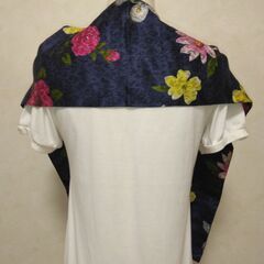ストール　ネイビー×花②の画像