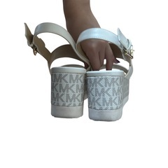 MICHAEL KORS　ロゴ ストラップサンダル ほわいとホワイトの画像