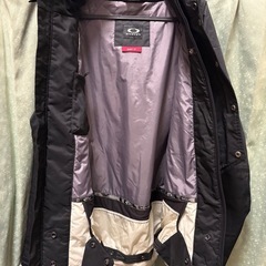 シンプルでカッコいい！オークリースノボウェアの画像