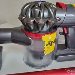 美品　ダイソン v8 slim fluffy dyson スリム　軽量　 コードレス　クリーナー　掃除機の画像