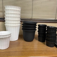 ７６点　プラスチック鉢＋受け皿＋ベースの画像