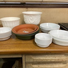 ７６点　プラスチック鉢＋受け皿＋ベースの画像