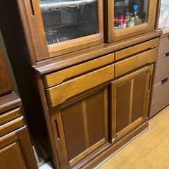 美品　食器棚 引き取り限定／しっかりした木製タイプの画像