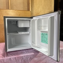 冷蔵庫　ワンドア冷蔵庫　右開き42L 　Hisense 2021年製　シルバー　動作確認済み　中古の画像