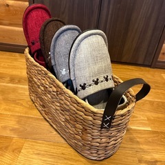 スリッパ4足、収納かごの画像