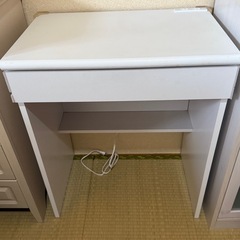 化粧台などに使える机の画像