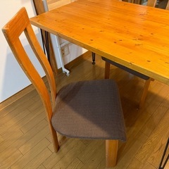 テーブルと椅子２つ付きの画像