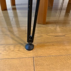 テーブルと椅子２つ付きの画像