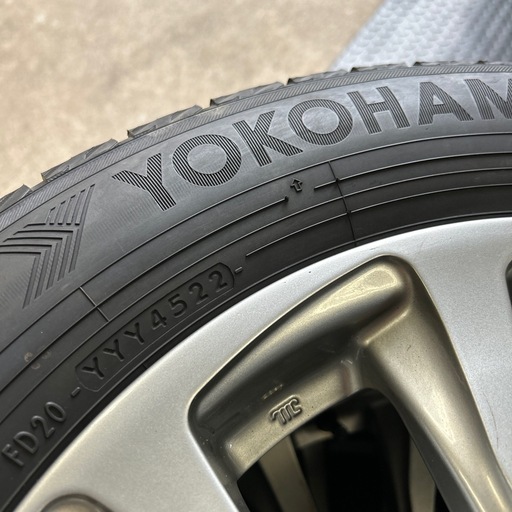 2022年製　205/60R16 ヨコハマ　スタッドレスタイヤ　VOXY ノア　プリウスα 4本セット　税込みです