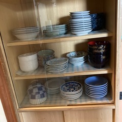 食器棚と食器の画像