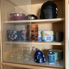食器棚と食器の画像
