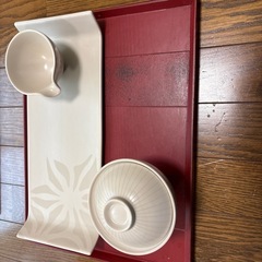 お盆と食器4点セットの画像