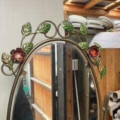 アンティーク アイアンドレッサー ヴィンテージ ガラス丸板2枚の棚付きの画像