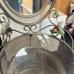 アンティーク アイアンドレッサー ヴィンテージ ガラス丸板2枚の棚付きの画像