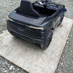 [八6449] ※難あり　乗用ラジコン  ランボルギーニ ウルス  寸法  長さ約105㎝  タイヤ幅約55㎝の画像