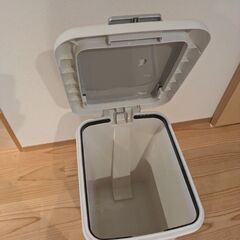 ペダル式ごみ箱　の画像