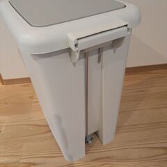 ペダル式ごみ箱　の画像