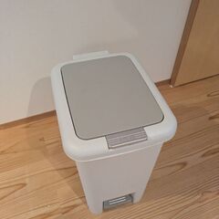 ペダル式ごみ箱　の画像