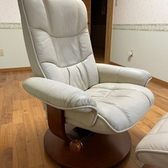 回転式リライニングチェア(フットスツール付)の画像