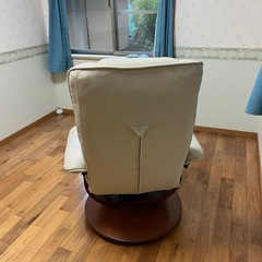 回転式リライニングチェア(フットスツール付)の画像