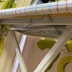 アイロンとアイロン台（高さ調整付き）の画像