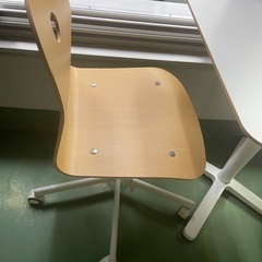 使い易いテーブルとチェアのセットの画像