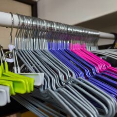 【中古】ハンガー約80本多色アソートの画像