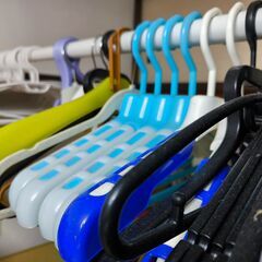 【中古】ハンガー約80本多色アソートの画像