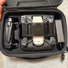 DJISpark ドローン 本体とリモコンの画像