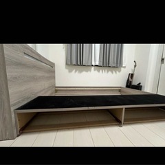 ダブルベッドフレームの画像
