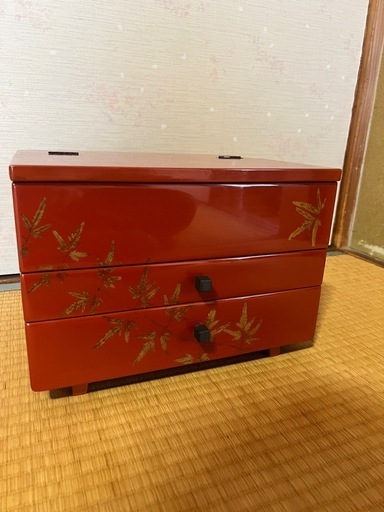 漆塗りの裁縫箱